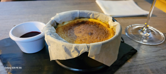 Tarta de queso atemperada (receta propia) acompañada de coulis de frutos rojos.