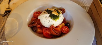 Ensalada de burrata , tomates y almendras tostadas.