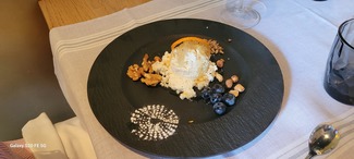 Requesón de Ribes con cabello de angel, garrapiñadas y miel.