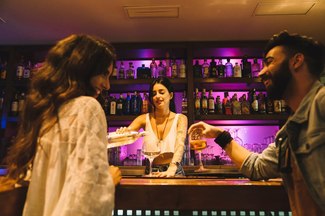 Barra bonita, bien atendida y exquisitamente decorada como el resto del establecimiento.