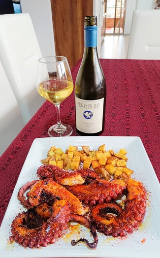 Con unas patas de pulpo a la plancha con pimentón y patatitas