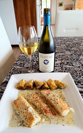 Con un wahoo a la albahaca en salsa de limón y jengibre con alcachofas.
