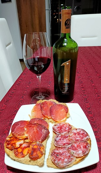Con unas tostas de embutidos ibéricos variados.