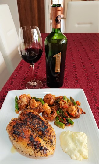 Con una pechuga de pollo a la plancha con portobellos, trigueros y all-i-oli