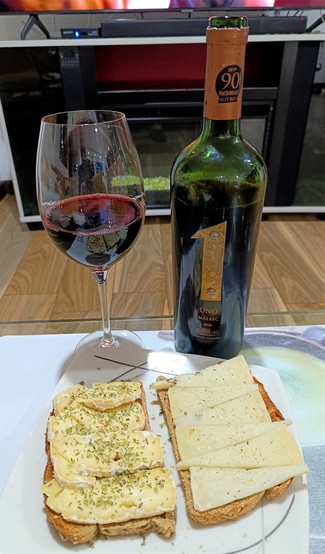 Con unas tostas de queso brie al estragón y manchego curado con pimientas