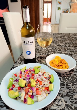 Con el ceviche de corvina y aguacate