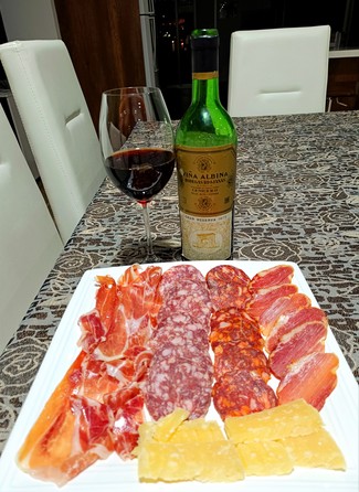 Con el surtido de queso parmesano de 50 meses, embutidos y jamón ibéricos.