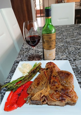 Con el Porterhouse steak de 1 Kg con pimientos, trigueros y all-i-oli