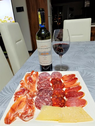 Con el surtido de parmesano reggiano de 50 meses, jamón y embutidos ibéricos