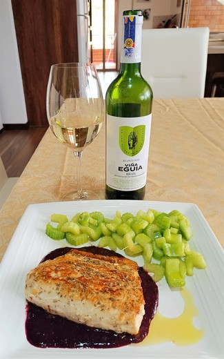 Con el lomo de wahoo a la salvia en salsa de frutos del bosque