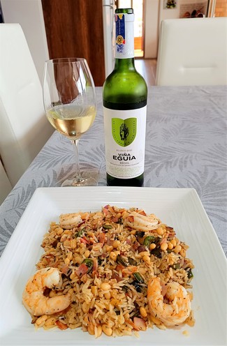 Con un arrocito con fríjoles panamito, panceta y camarón.