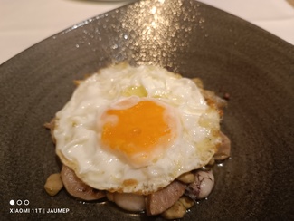 Habitas con butifarra y chipirones