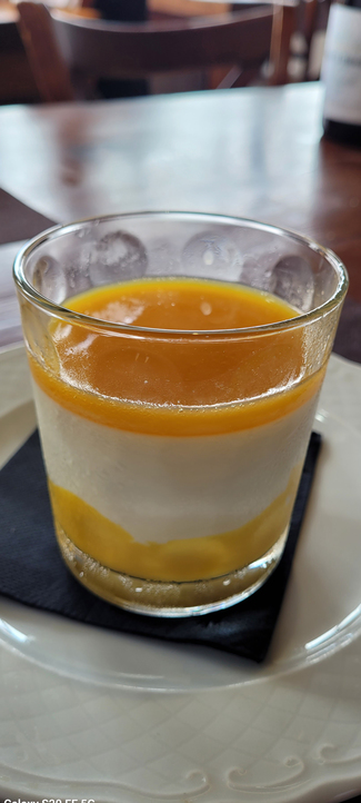 Cremoso de chocolate blanco, crema de mango y gelatina de maracuyá