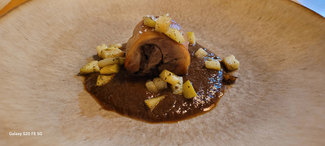 Cochinillo asado a baja temperatura, manzana al laurel en su jugo al PX