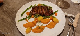 Magret de pato grillado con cremoso de zahahoria y naranja