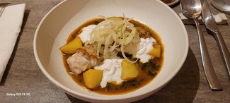 Cherne con espinacas a la crema de coco y achiote