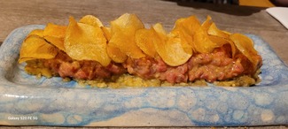 Steak Tartar, berenjena ligeramente picante y yema en salazón