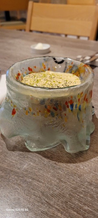 Salpicón de buey de mar con sabayón de lima