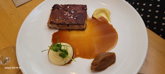 Cochinillo con puré de papas, manzana y mostaza