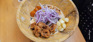 Ceviche de atun rojo Nikkei con fritura de calamar