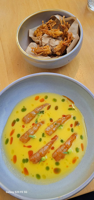 Tiradito de gamba roja, crema de millo, aguacate y cilantro