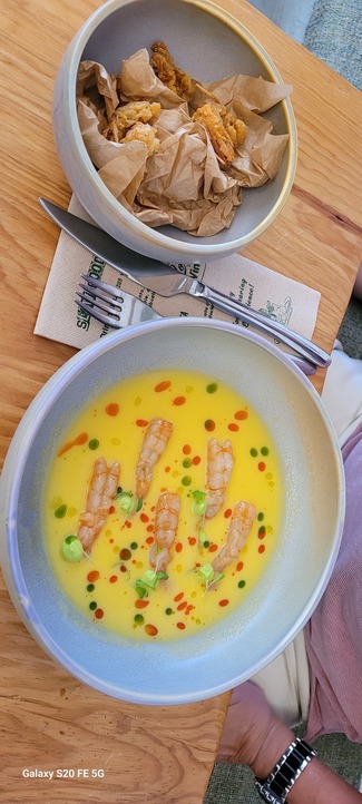 Tiradito de gamba roja, crema de millo, aguacate y cilantro