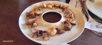 Pulpo frito a la canaria con alioli de su tinta