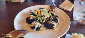 Morcilla de tocino negro local, con mojo rojo y queso ahumado