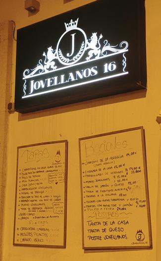 Además de estos dos carteles, tenían algunos más en el interior y un montón de sugerencias fuera de carta.