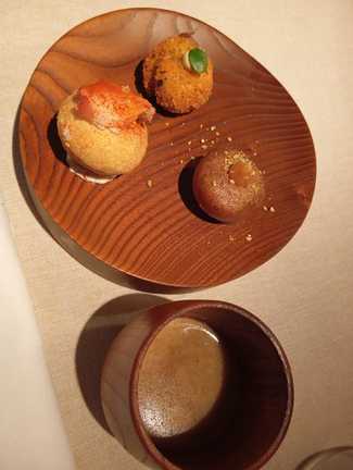 Airbag de ensaladilla, croqueta de gallina con su caldo y buñuelo de queso del abuelo Ruperto