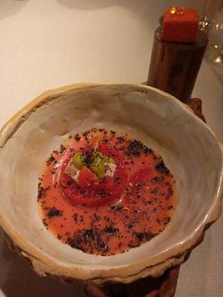 Flan de tomate. Especial atención a la nube con esferas de aceite de oliva