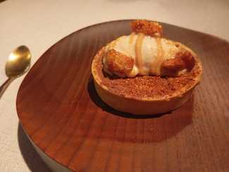 Galleta sable de Mantequilla rellena de toffee, chocolate especiado con helado de leche y torreznos caramelizados