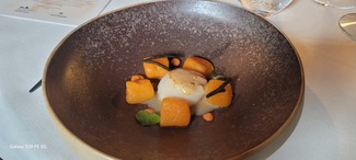 Vieira a la meunière de crustáceos y lima con ñoqui cremoso de boniato.