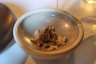 Cebollitas de Figueres al aroma de bacón y trufa.