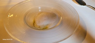 Postre :Aceite de oliva virgen extra Clos de la Torre , helado de flor de azahar y aire de miel