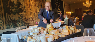 Toni Gerez con su carro de quesos