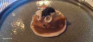 Costilla de cerdo Duroc , a baja temperatura, espardeñas a la brasa y caviar