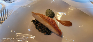 Salmonete de roca, pesto marino y ragú de mejillones.