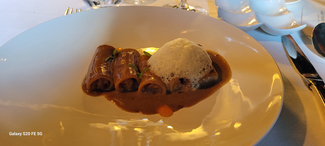 Rigattoni  relleno de bogavante y verduristas con crema de erizos.