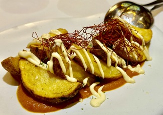 Patatas bravas con mahonesa de humus.