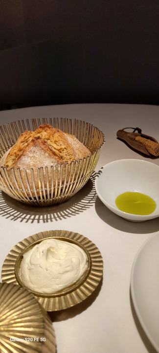 Pan de masa madre acompañado de una buenisima mantequilla ahumada hecha por ellos y un buen AOVE de Argudell.