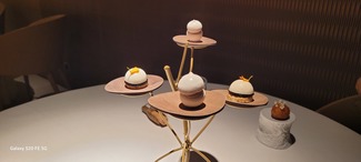 Aperitivos :Cebolla de Figueres con anguila ahumada y Merengue con crema de anchoas