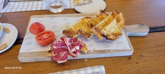 Coca con tomate de colgar y AOVE DO Empordà