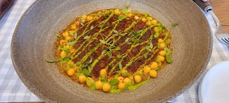 "Cap i pota" de ternera con garbanzos