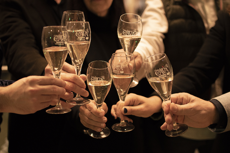 Las Burbujas de la Solidaridad llegan desde Requena al Mercado de Colón de Valencia