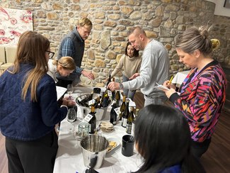 Valdeorras: el Consejo Regulador recibe la visita de 21 expertos en comunicación de siete países europeos