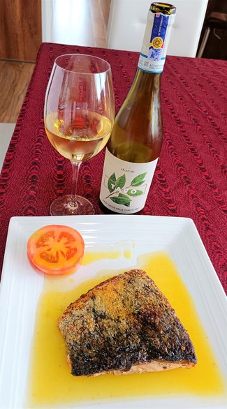 Con un lomo de salmón plancha al hinojo en salsa de piña y jengibre