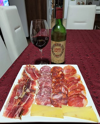 Con el surtido de queso manchego, embutidos y jamón ibéricos.