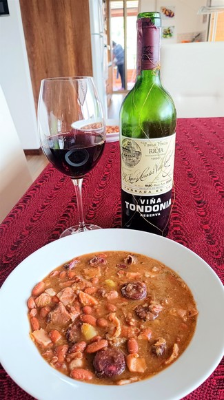 Con las alubias con tocino y morcilla