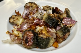 Anguila frita con ajos y patatas